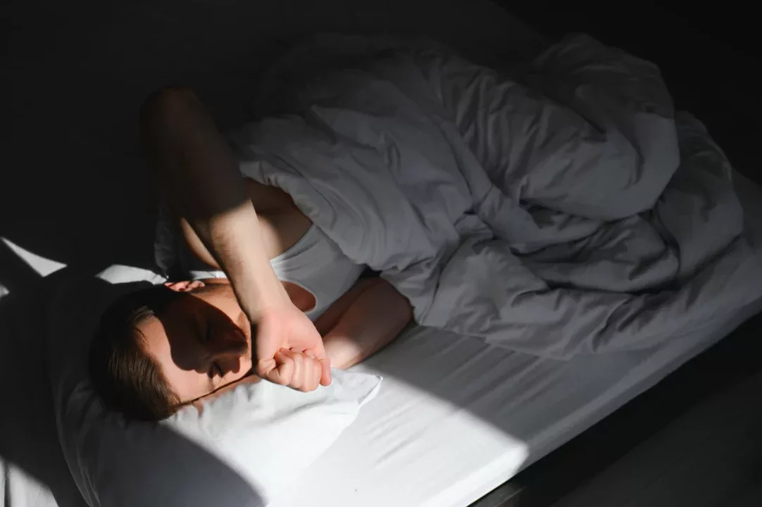 Al momento stai visualizzando Dormire bene in estate: perché è più difficile e cosa puoi fare davvero